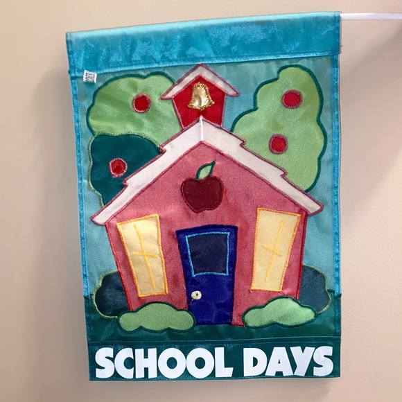 Garden Flags. Set of 2. Picture show both front and back of flags. - Picture 5 of 8